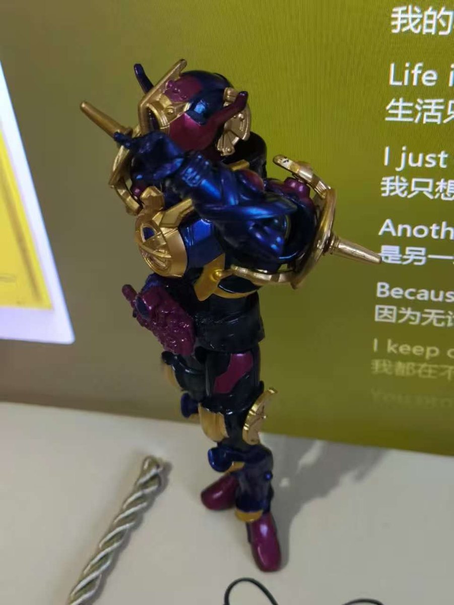 假面骑士手办：蓝紫金配色，侧面角度。